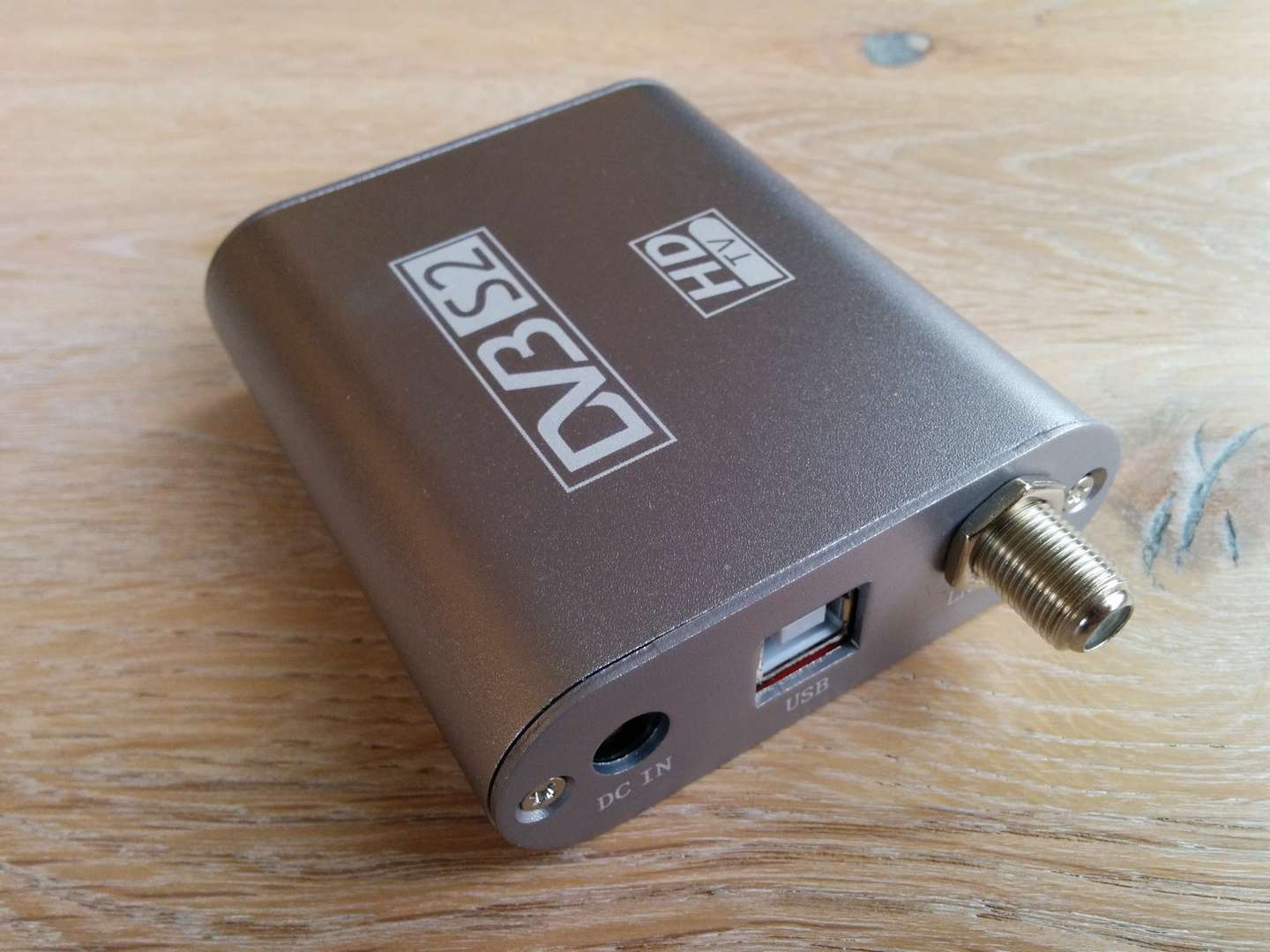 Der DVB-Empfänger wird ebenfalls über USB angebunden.